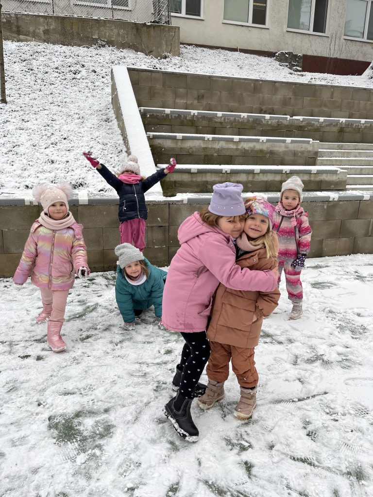 Radosť škôlkarov zo snehovej nádielky