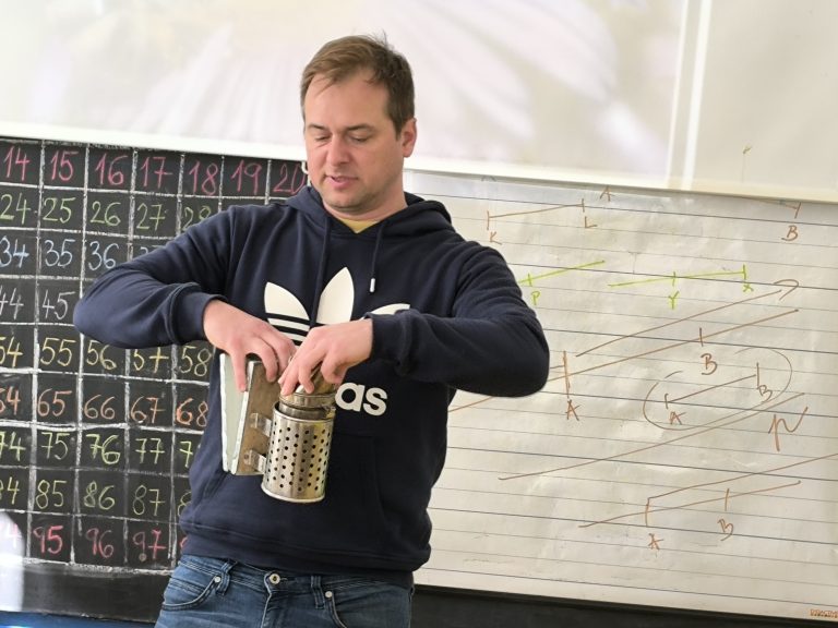 Beseda so včelárom v 2.A