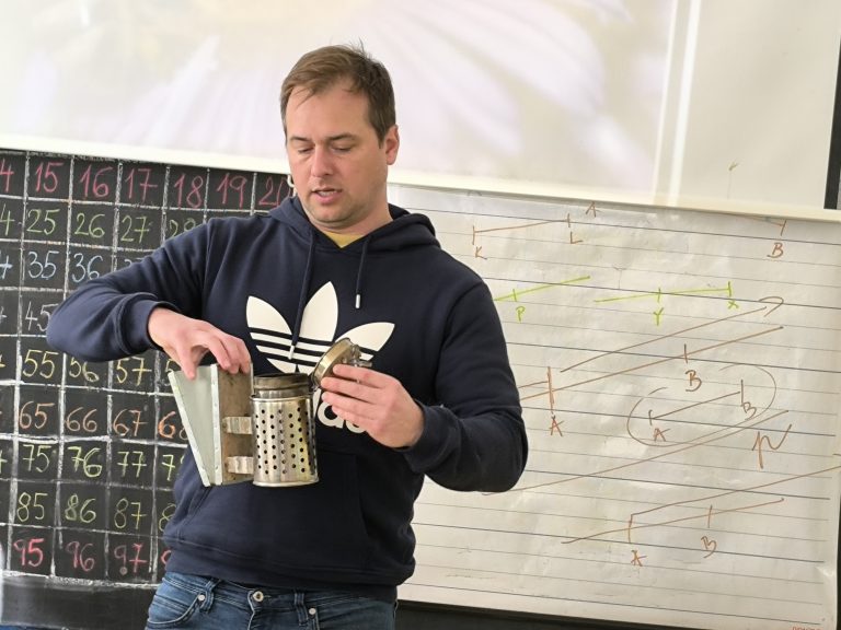 Beseda so včelárom v 2.A