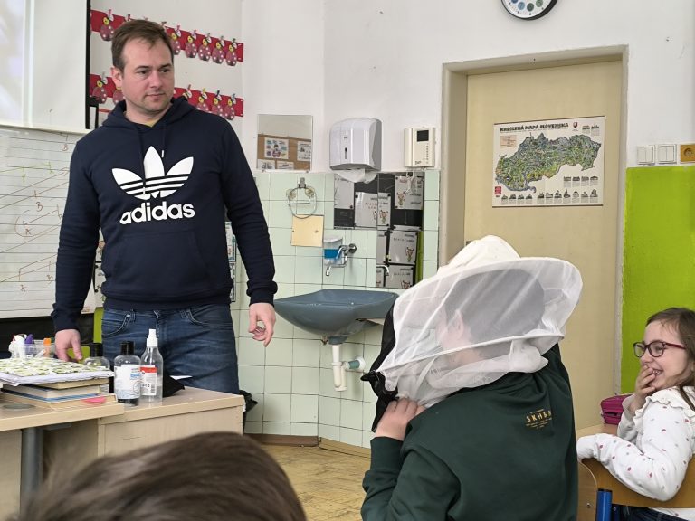 Beseda so včelárom v 2.A