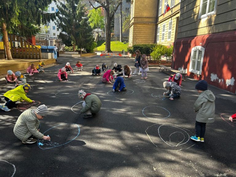 Hľadanie veľkonočných vajíčok v materskej škole