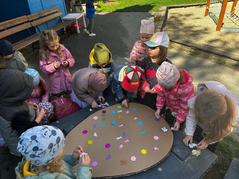 Hľadanie veľkonočných vajíčok v materskej škole