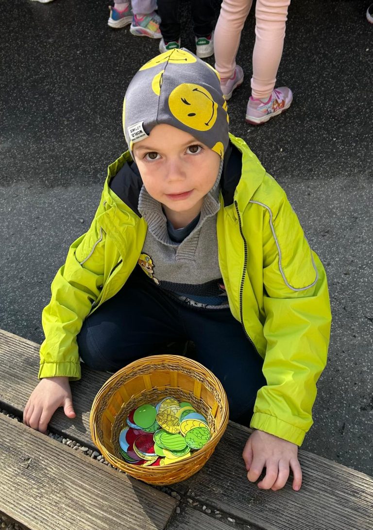 Hľadanie veľkonočných vajíčok v materskej škole