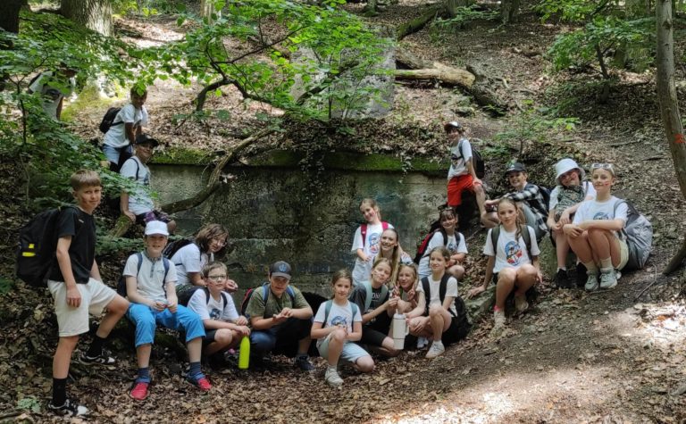 Štvrtáci hľadajú poklad na Železnej studničke