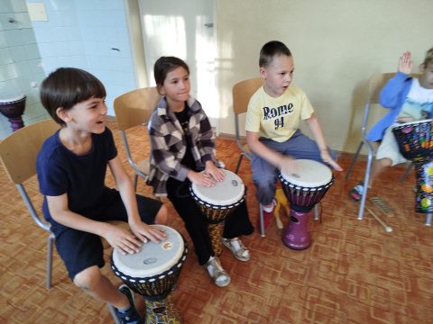 Bubny, smiech a rytmus – zážitková hodina v 2.A