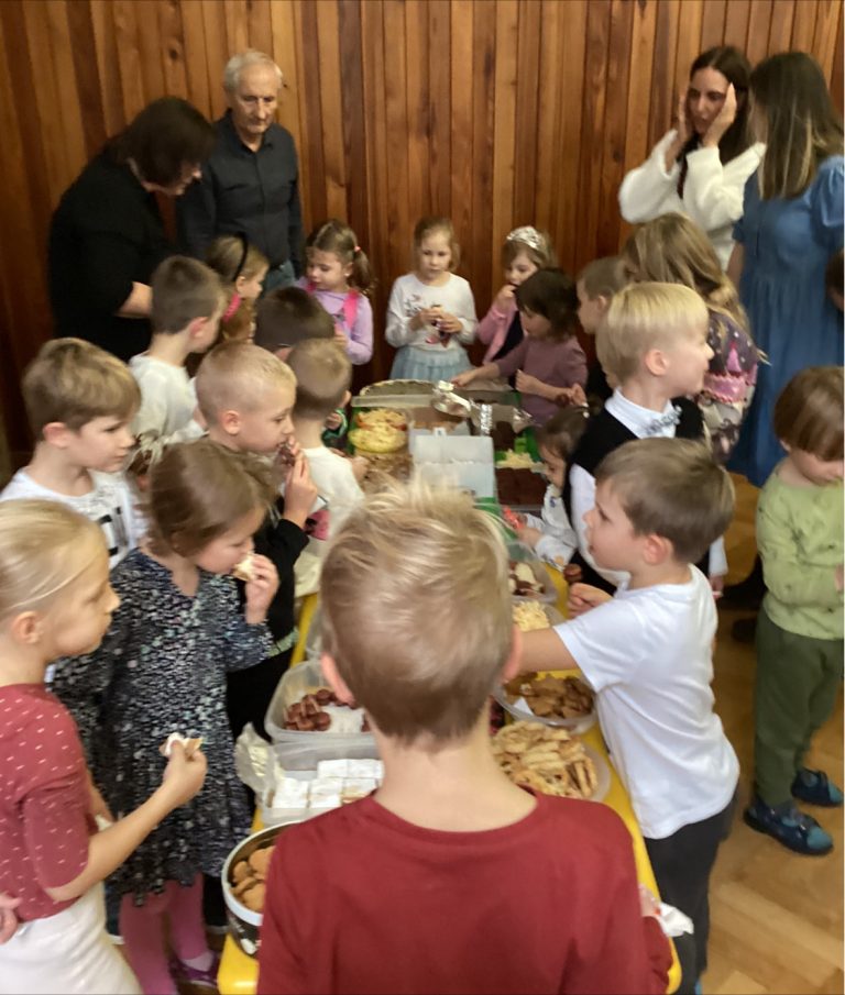 Besiedka škôlkarov so starými rodičmi