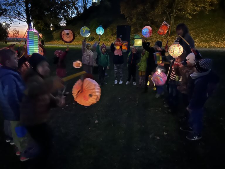 Deň materských škôl sme oslávili lampiónovým sprievodom