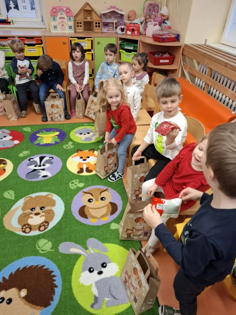 Mikuláš s anjelom a čertom navštívili materskú školu