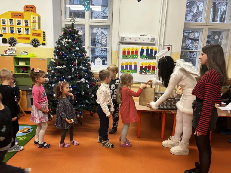 Mikuláš s anjelom a čertom navštívili materskú školu