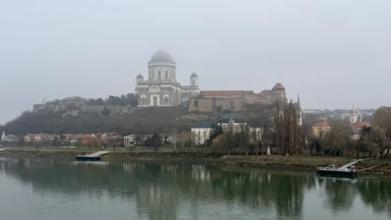 S turistickým krúžkom zo Slovenska do Maďarska. Vianočné trhy v Ostrihome.