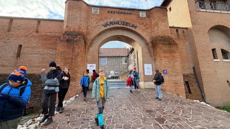 S turistickým krúžkom zo Slovenska do Maďarska. Vianočné trhy v Ostrihome.