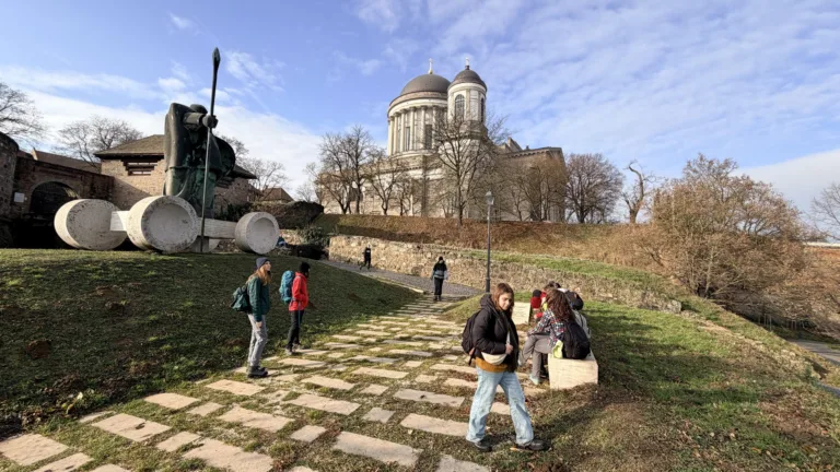 S turistickým krúžkom zo Slovenska do Maďarska. Vianočné trhy v Ostrihome.