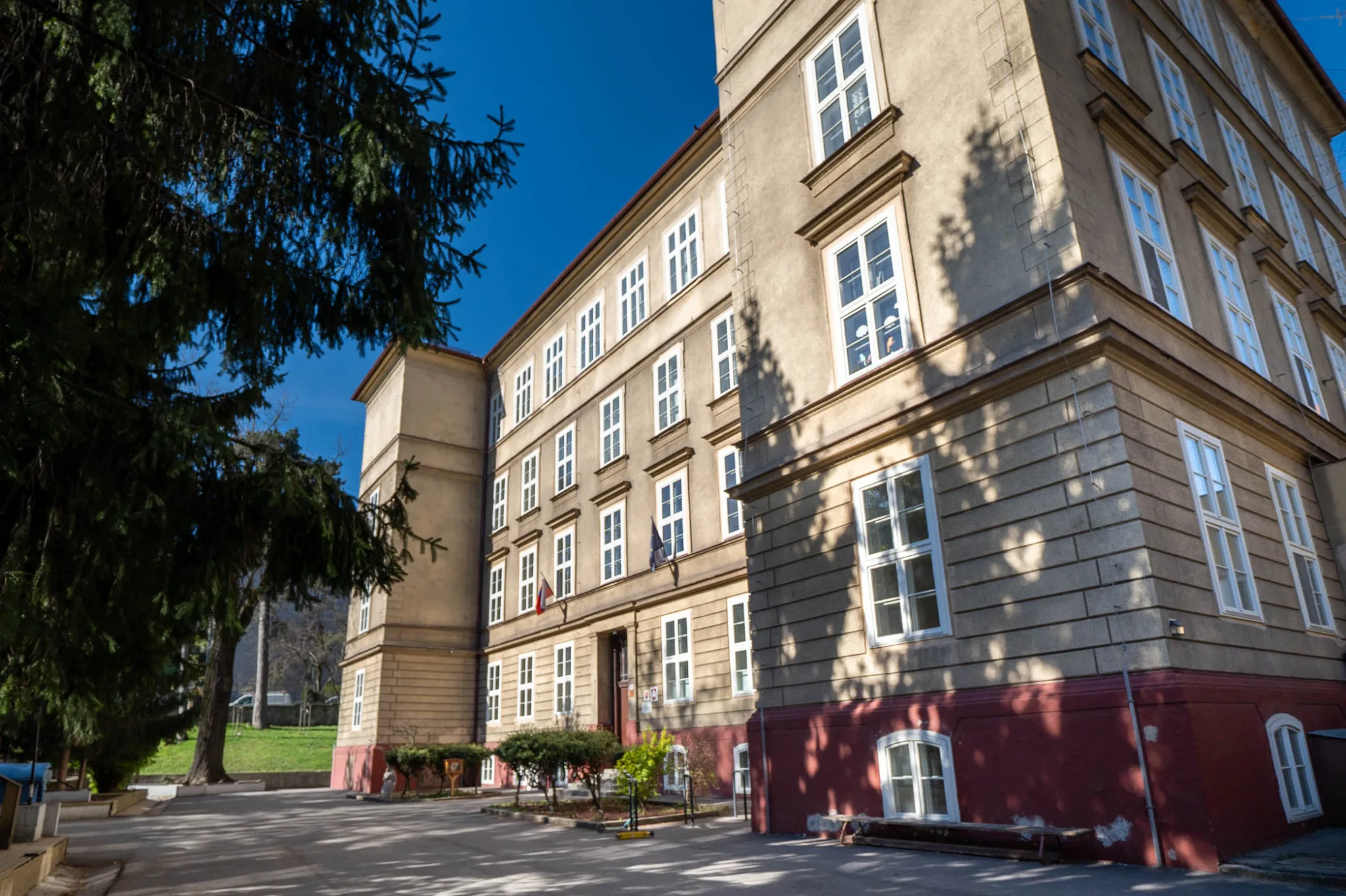 Budova školy — Podjavorinskej 1