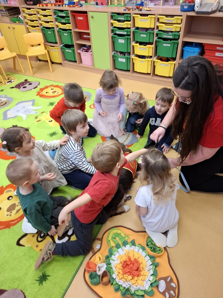 Návšteva psíka z Canisterapeutického združenia v materskej škole