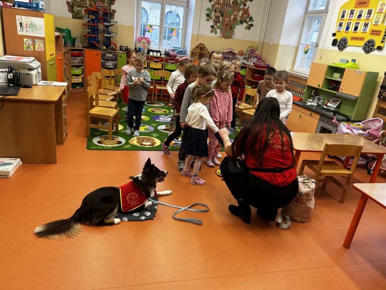 Návšteva psíka z Canisterapeutického združenia v materskej škole