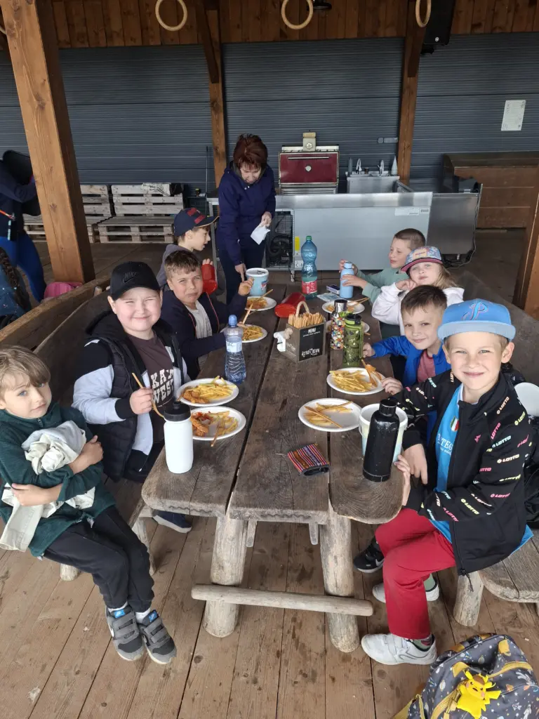 Prváci na koncoročnom výlete na farme