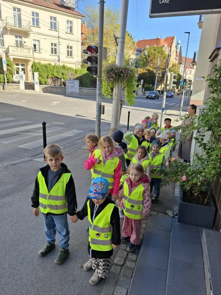 Škôlkari spoznávajú okolie materskej školy