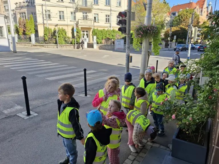 Škôlkari spoznávajú okolie materskej školy